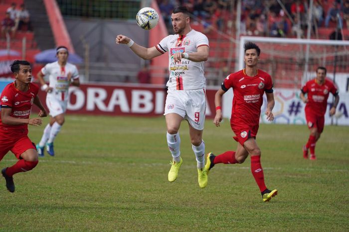 Aksi pemain Persija Jakarta, Marko Simic pada laga kontra tuan rumah Semen Padang di Stadion Haji Agus Salim, Kamis (7/11/2019). 