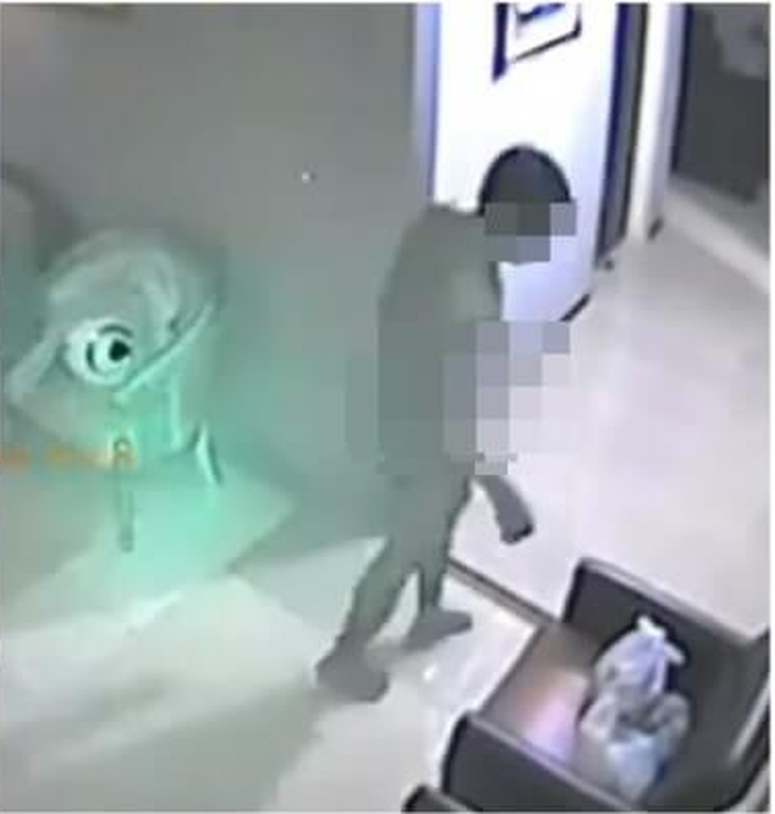 Aksi pencuri telanjang bulat yang terekam CCTV