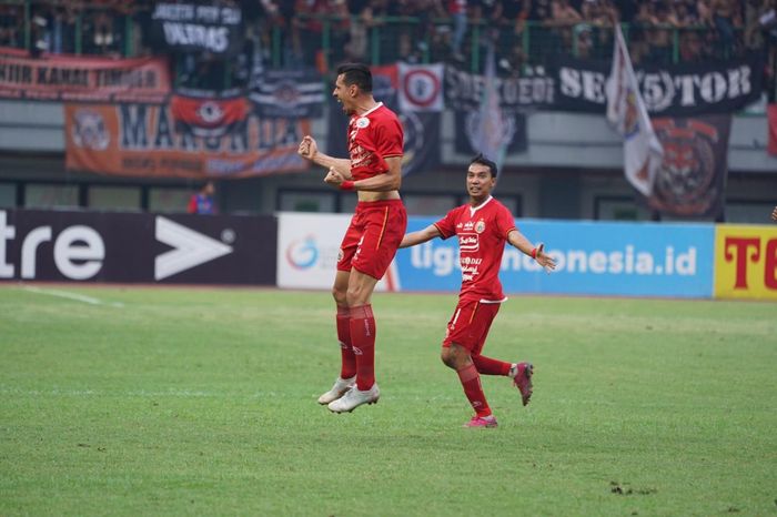 Bek Asing Persija, Alexandre Luiz Reame alias Xandao, merayakan gol yang dicetaknya ke gawang Tira-Persikabo pada laga pekan ke-26 Liga 1 2019 di Stadion Patriot Chandrabhaga, Kota Bekasi pada Minggu (3/11/2019).