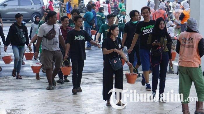 Bonek ikut kerja bakti di Stadion Gelora Bung Tomo Surabaya bersama manjemen tim Persebaya dan Pemkot Surabaya, Jumat (8/11/2019).