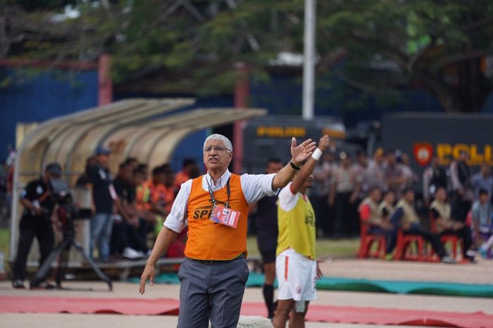 Pelatih Persija Jakarta, Edson Tavares pada laga kontra tuan rumah Semen Padang di Stadion Haji Agus Salim, Kamis (7/11/2019).  