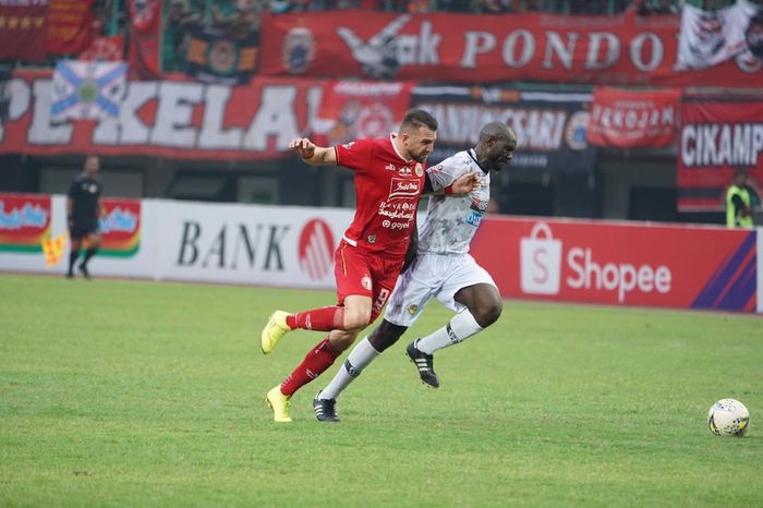 Duel striker Persija Jakarta dan bek Tira-Persikabo, Marko Simic serta Zoubairou Garba pada laga pekan ke-26 Liga 1 2019 di Stadion Patriot Chandrabhaga, Kota Bekasi pada Minggu (3/11/2019).
