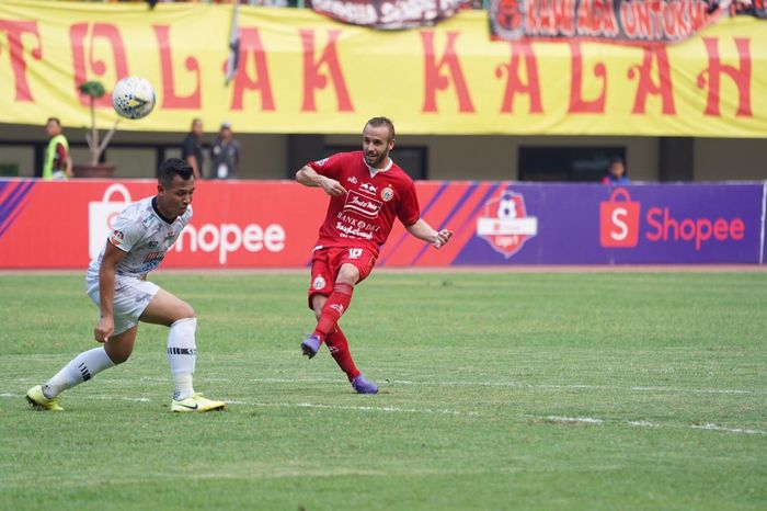 Pemain Persija Jakarta, Joan Tomas Campasol (kanan) pada kontra Tira-Persikabo di Stadion Patriot Chandrabhaga, Kota Bekasi, Minggu (3/11/2019).  