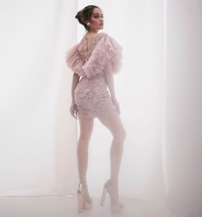 Unggahan Cinta Laura di sosial media Instagram kenakan gaun rancangan Ivan Gunawan