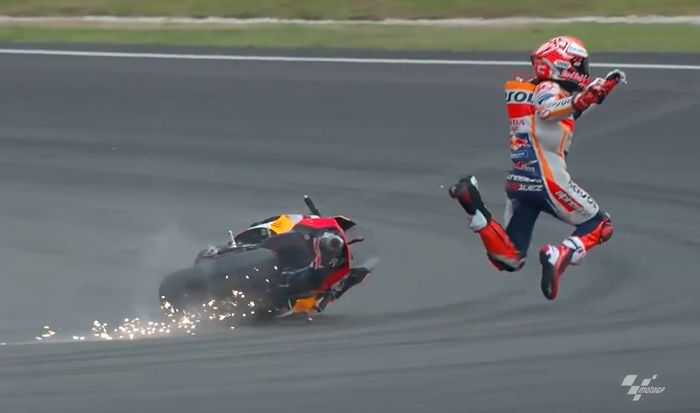 Marc Marquez terlempar dari motornya pada sesi Q2 MotoGP Malaysia 2019.