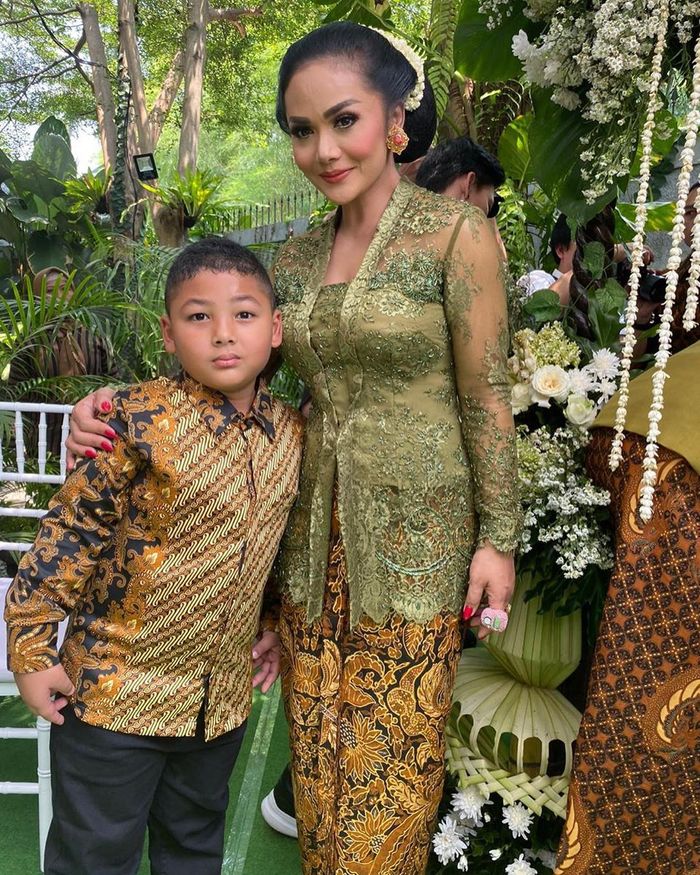 Barang yang tersemat cantik di jari Krisdayanti justru bikin salfok netizen