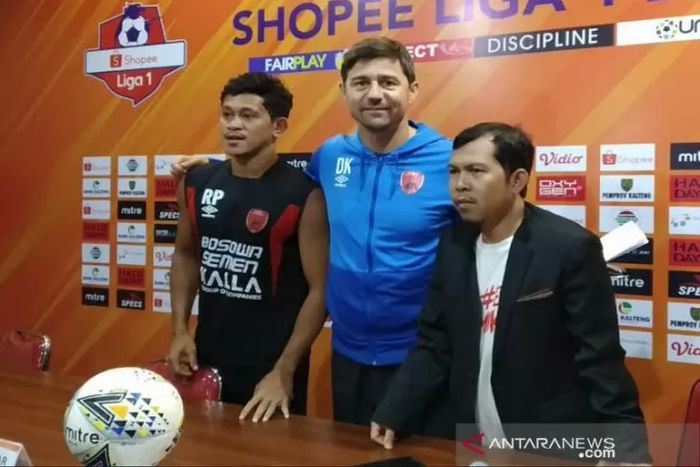 Pelatih PSM Makassar, Darije Kalezic (tengah), saat mengikuti sesi jumpa pers sebelum laga timnya melawan Kalteng Putra pada laga tunda pekan ke-10 Liga 1 2019.