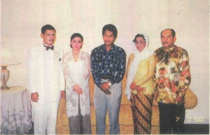 Foto pernikahan Mayangsari dan Bambanh Trihatmodjo 12 tahun silam.