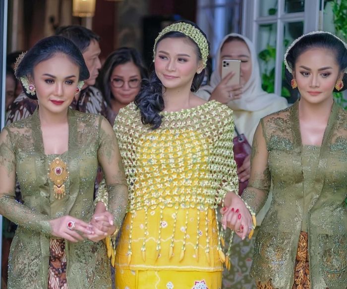 Penampilan Yuni Shara dan Krisdayanti di acara siraman Kartika Sary.