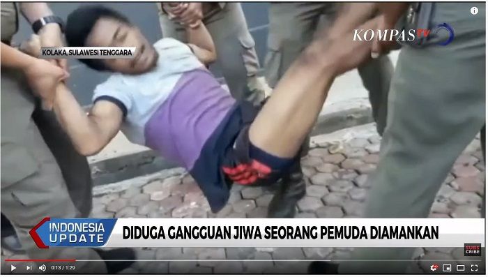 Seorang pemuda pelaku penganiayaan wanita petugas kebersihan di Kolaka, meronta mencoba melepaskan diri saat diamankan