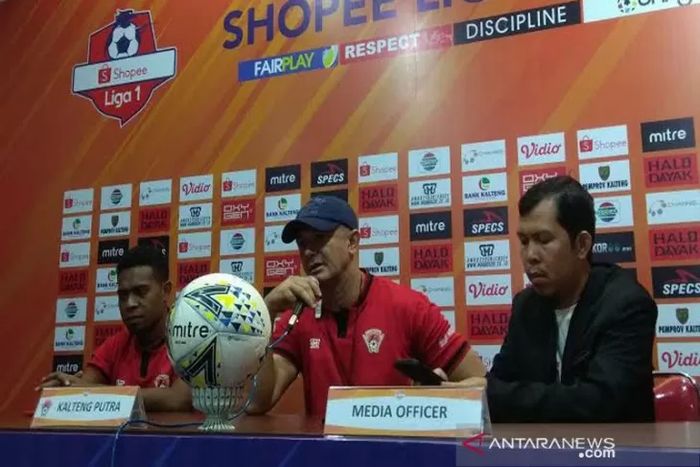 Pelatih Kalteng Putra, Gomes De Oliveira, memberikan keterangan saat jumpa pers jelang lawan PSM Makassar pada laga tunda pekan ke-10 Liga 1 2019.