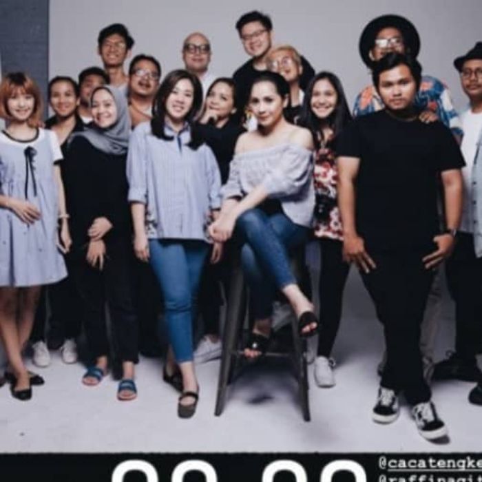 Nagita Slavina terlihat mengenakan atasan off shoulder atau sabrina bernuansa warna abu-abu