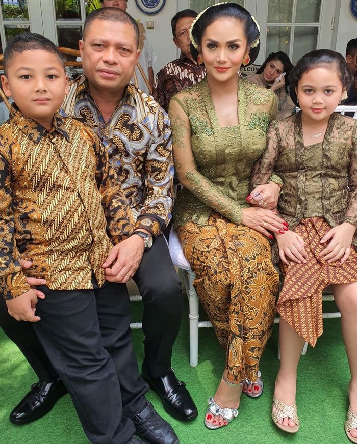 Krisdayanti dan Amora terlihat kompak mengenakan kebaya model kutu baru bernuansa warna hijau olive