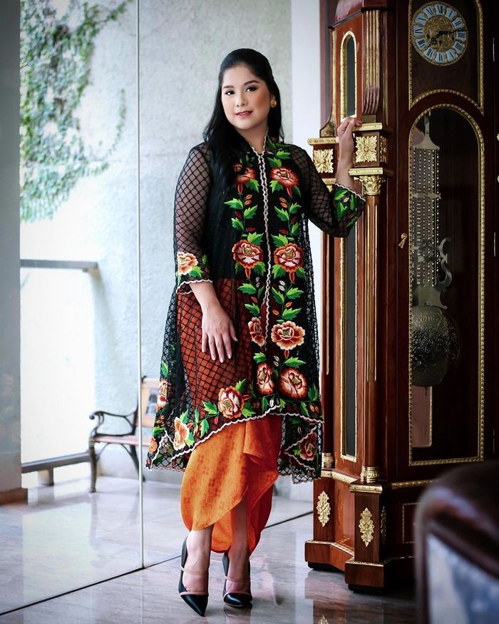 Penampilan Annisa Pohan saat mengenakan kebaya bernuansa warna hitam