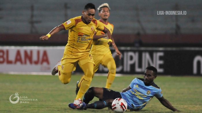 Pemain Sriwijaya FC, Ahmad Ihwan, melewati hadangan pemain bertahan Persewar Waropen pada babak delapan besar Liga 2 2019.