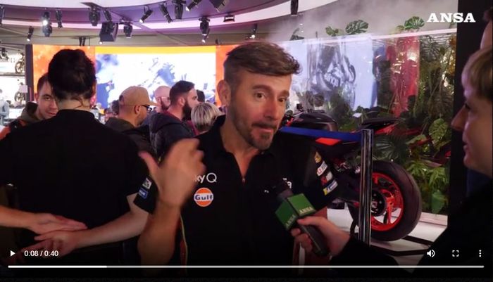 Mantan pembalap MotoGP, Max Biaggi, saat menghadiri suatu event eSports di Italia.