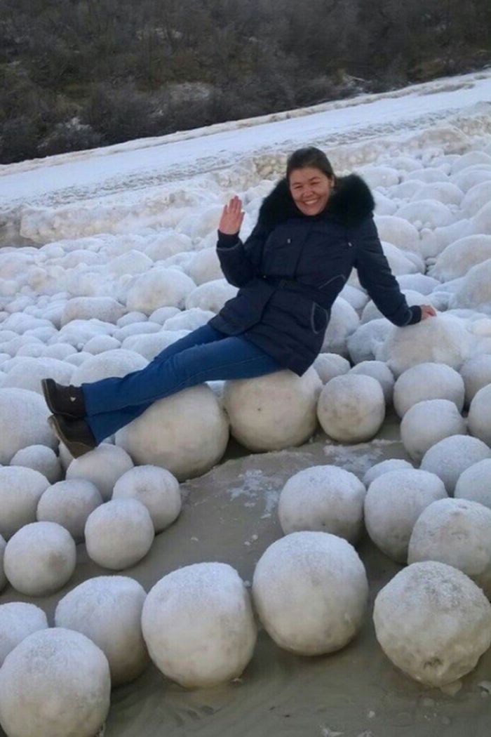 Bola-bola es dan salju raksasa memukau penduduk desa di Nyda, di Semenanjung Yamal di Siberia