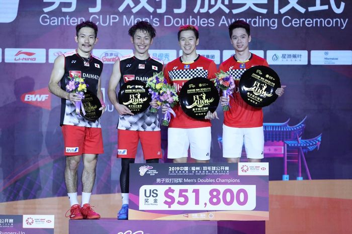 pasangan ganda putra Indonesia, Marcus Fernaldi Gideon/Kevin Sanjaya Sukamuljo (merah) usai menjadi juara pada Fuzhou China Open 2019, Minggu (10/11/2019)