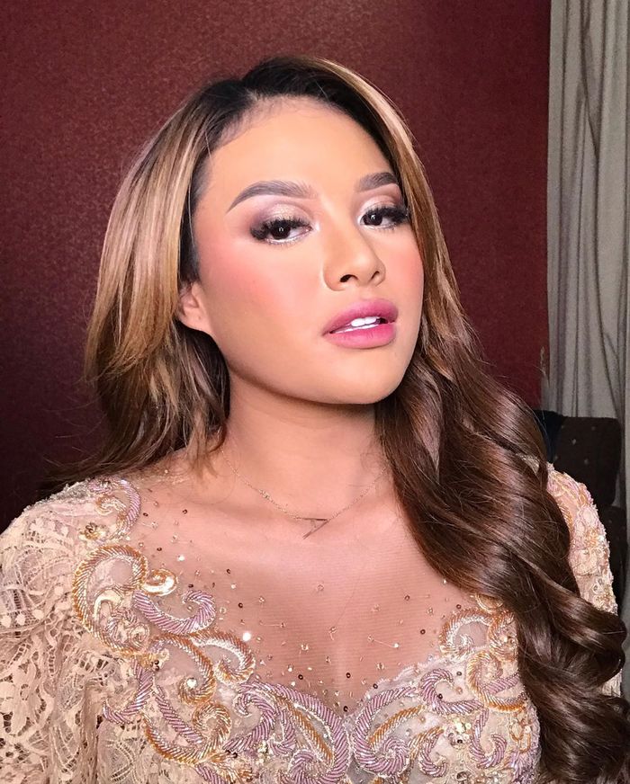 Makeup flawless Aurel Hermansyah di acara pernikahan sang tante, Kartika Sari.