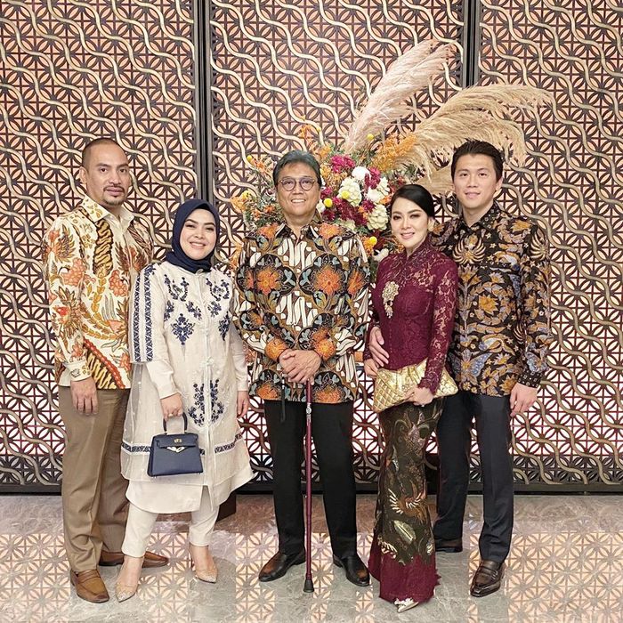 Syahrini terlihat memesona mengenakan kebaya brokat bernuansa warna maroon