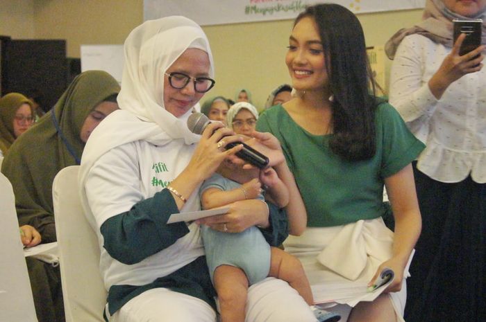 Pembacaan #LovingNotLabelling Card oleh salah satu peserta Parent Session