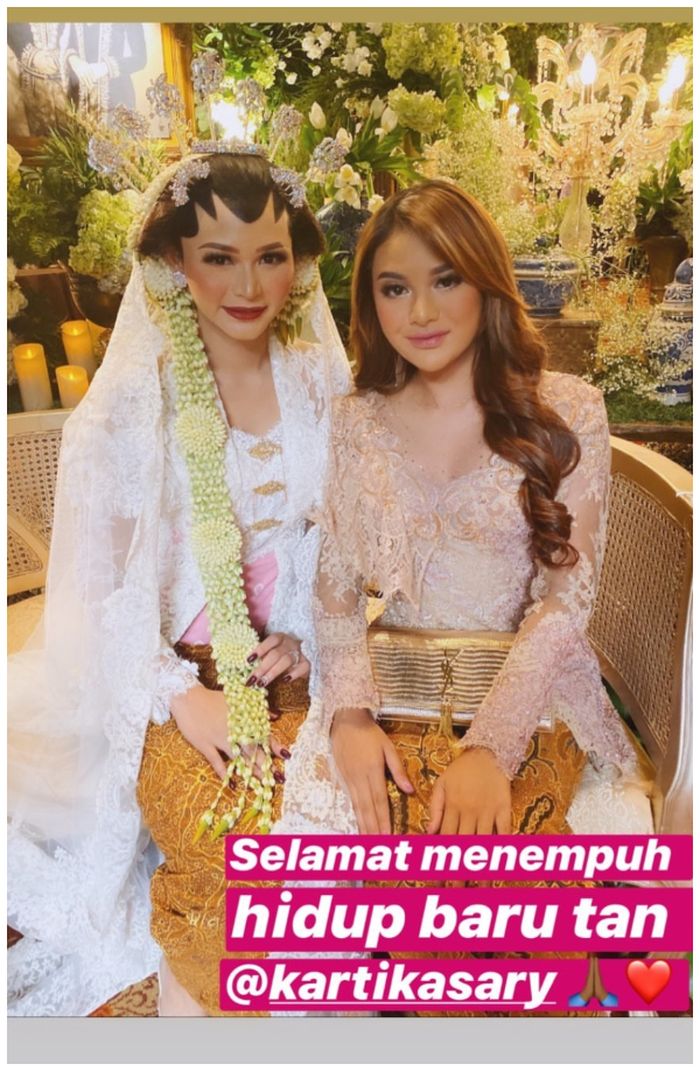 Detail kebaya yang Aurel Hermansyah kenakan saat acara pernikahan sang tante.