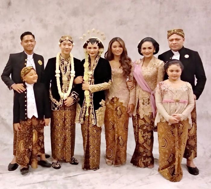Aurel Hermansyah bersama keluarga di acara pernikahan sang tante, Karika Sari.