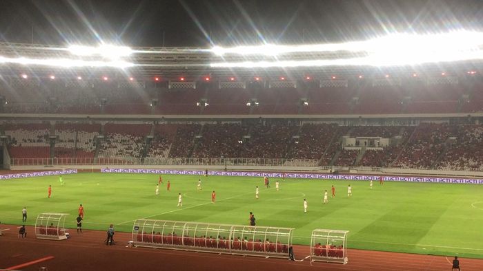 Suasana laga kualifikasi Piala Asia U-19 2020 antara timnas U-19 Indonesia vs Korea Utara dari tribune Gelora Bung Karno, Jakarta, 10 November 2019.