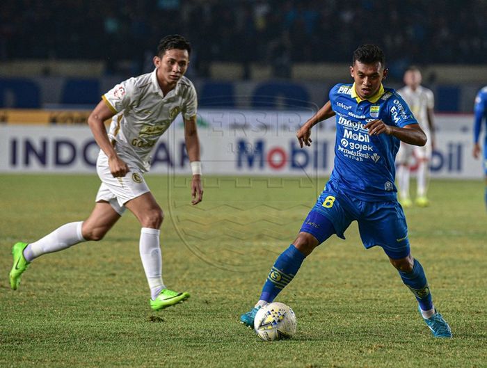 Gelandang Persib Bandung, Abdul Aziz, menggiring bola saat laga kontra PSS Sleman pada pekan ke-17 Liga 1 2019.