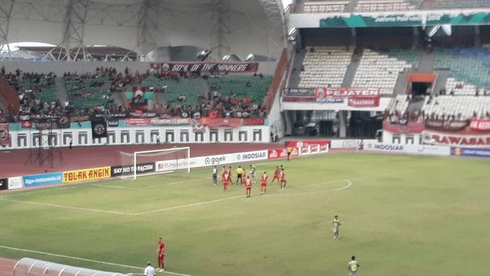 Dua Striker Borneo FC Bersitegang Ambil Tendangan Penalti ke Gawang Persija dalam laga Liga 1 di Stadion Wibawa Mukti, 11 November 2019.