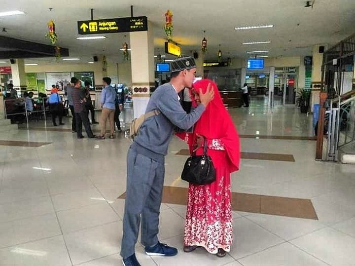 Foto momen cium kening sang Ibu sebelum Aula berangkat ke AS