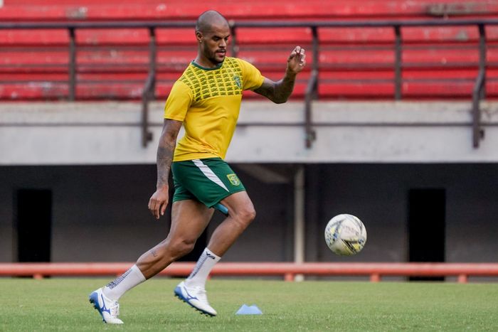 Striker Persebaya Surabaya, David da Silva, saat mengikuti latihan bersama tim di Stadion Gelora Bung Tomo (GBT), Surabaya, 11 November 2019.