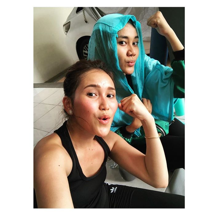 instagram.com/ayutingting92
Tampilan seksi Ayu Ting Ting pakai tank top saat olahraga