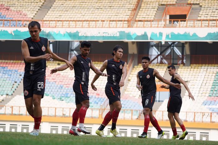 Para pemain Persija; Rezaldi Hehanusa, Heri Susanto, Ryuji Utomo, Fachrudin Aryanto, dan Xandao (dari kiri ke kanan) menjalani latihan jelang laga kontra Borneo FC di Stadion Wibawa Mukti, Kabupaten Bekasi, 10 November 2019.