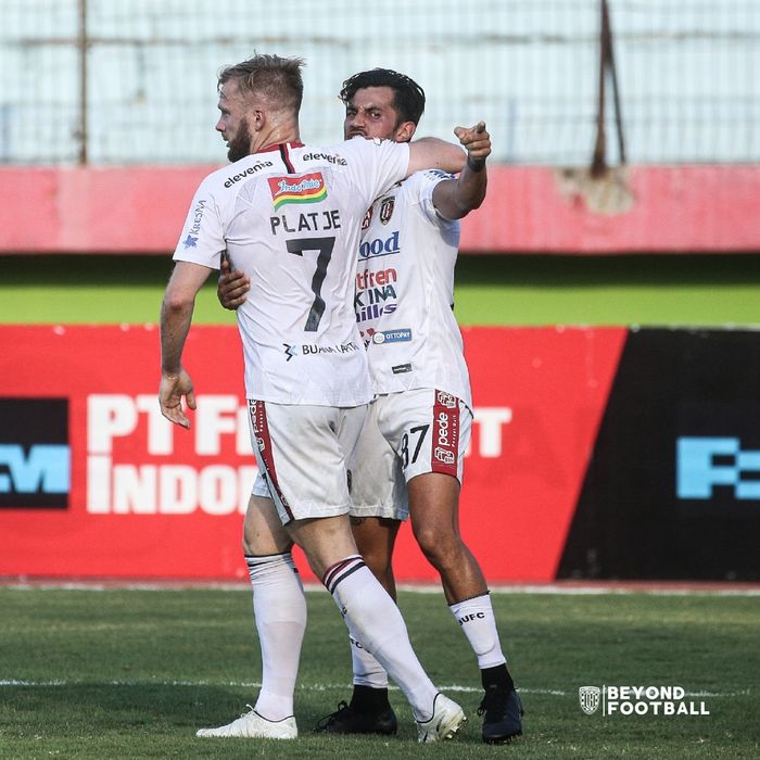 Selebrasi Stefano Lilipaly dan Melvin Platje setelah mencetak gol untuk Bali United menghadapi Persipura Jayapura dalam lanjutan Liga 1 2019 di Stadion Gelora Delta, Sidoarjo, Senin (11/11/2019).