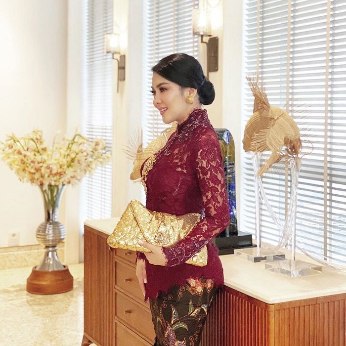 Penampilan Syahrini dalam balutan kebaya Anne Avantie saat kondangan bareng mertua