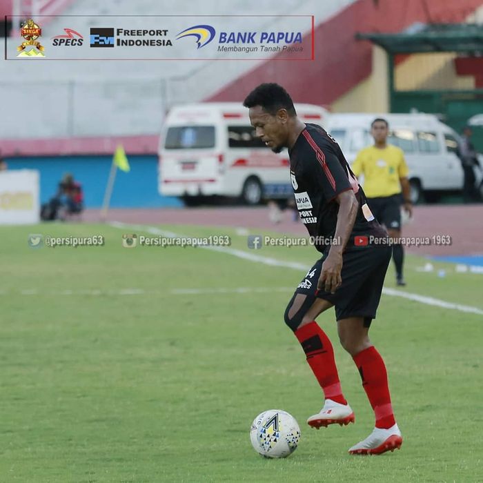 Bek Persipura Jayapura, Yohanis Tjoe, pada laga kontra Bali United pada pekan ke-28 Liga 1 2019 di Stadion Gelora Delta Sidoarjo, Senin (11/11/2019).