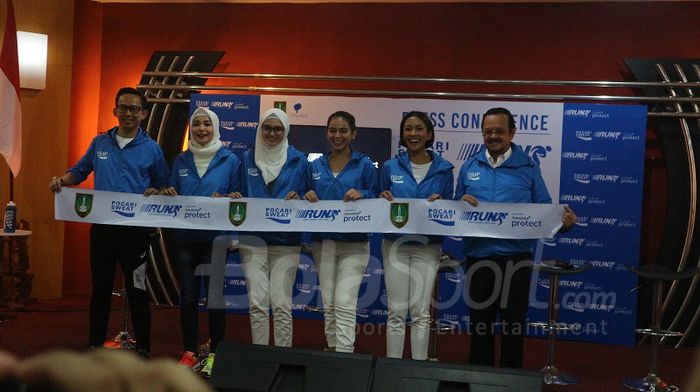 (dari ki-ka) Ricky Suhendar, Soraya Larasati, Zee-Xee Shahab, Sahila Hisyam, Melanie Putria, dan Achmad Purnomo berfoto bersama di Balaikota Surakarta dalam peluncuran Pocari Sweat Run Solo 2020, Senin (11/11/2019)