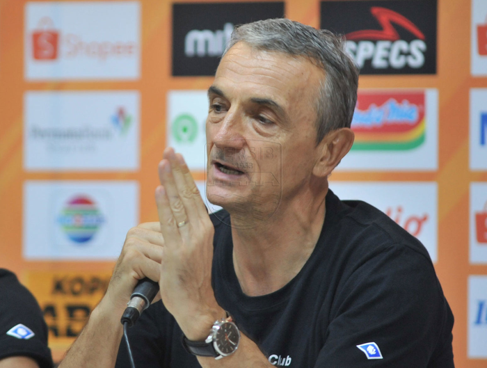 Pelatih Arema FC, Milomir Seslija, memberikan keterangan saat konferensi pers setelah laga melawan Persib Bandung pada 12 November 2019