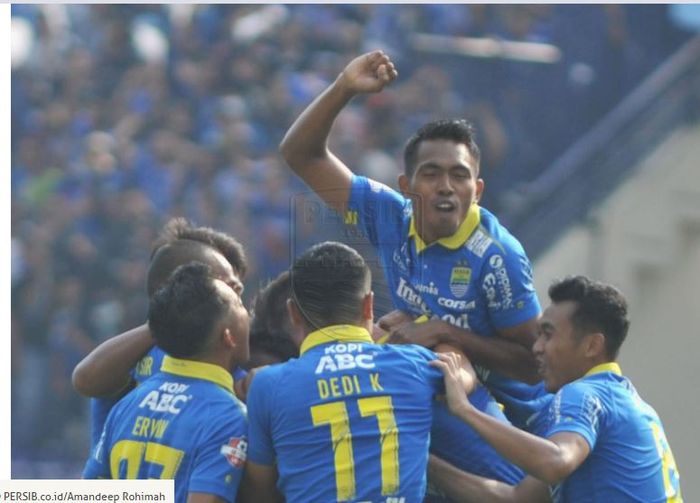 Para pemain Persib Bandung merayakan gol yang dicetak oleh Frets Butuan pada laga kontra Arema FC di Stadion Si Jalak Harupat, Kabupaten Bandung pada Selasa (12/11/2019).