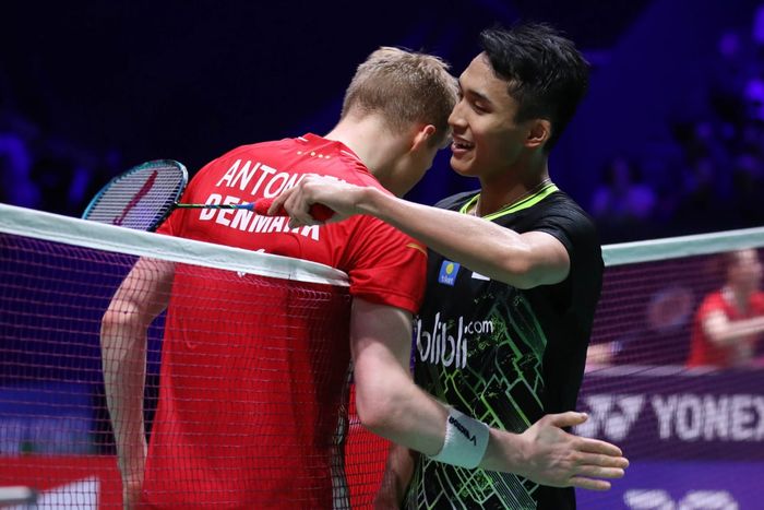 Pebulu tangkis tunggal putra Indonesia, Jonatan Christie, bersalaman setelah mengalahkan Anders Antonsen (Denmark) pada perempat final French Open 2019 di Stade Pierre de Coubertin, Paris, Prancis, Jumat (25/10/2019).