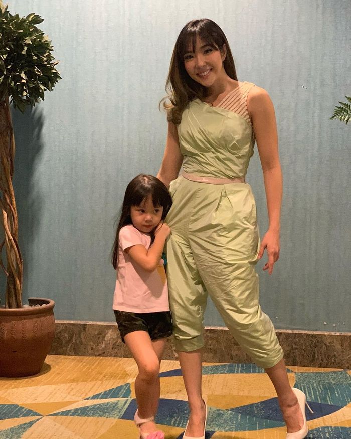 Gisella Anastasia kenakan jumpsuit pas body tanpa lengan di acara IPMI Trend Show 2020