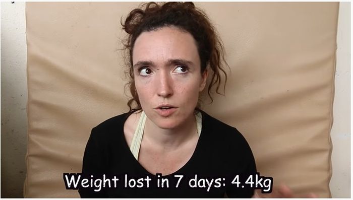YouTuber Sacha Stevenson melakukan diet air putih