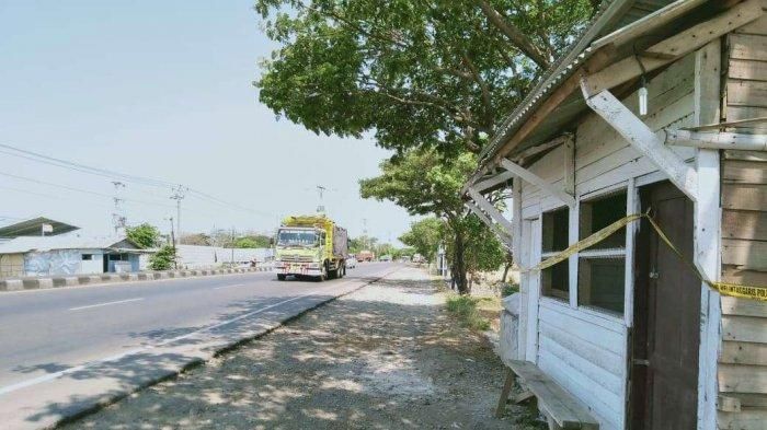 Warung Tumarni memang berada persis di seberang jaan raya