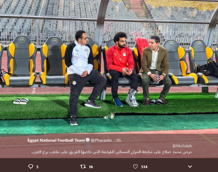 Mohamed Salah (tengah) menggunakan boot pelindung di kaki kirinya karena cedera engkel yang didapatkannya sebulan lalu.