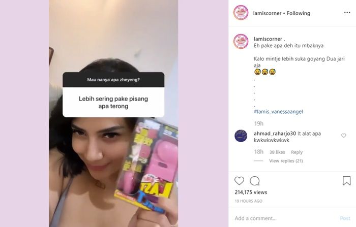 Vanessa Angel perlihatkan sebuah kotak yang diduga sex toys