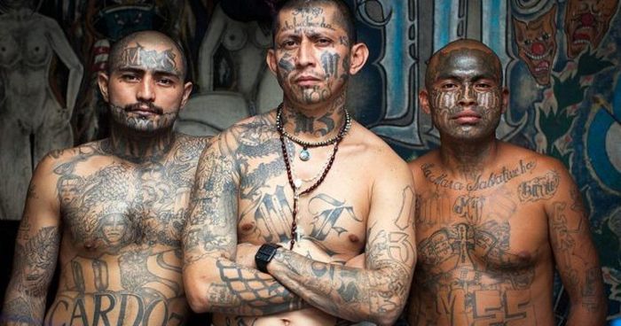 Anggota geng Mara Salvatrucha alias MS-13, yang melakukan kejahatan atas nama setan.