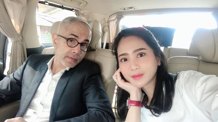 Bunga Zainal saat selfie bersama suami di mobil