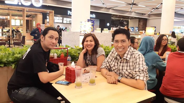 Tak Pernah Tersorot Kamera, Inilah Sosok Istri Vincent ...