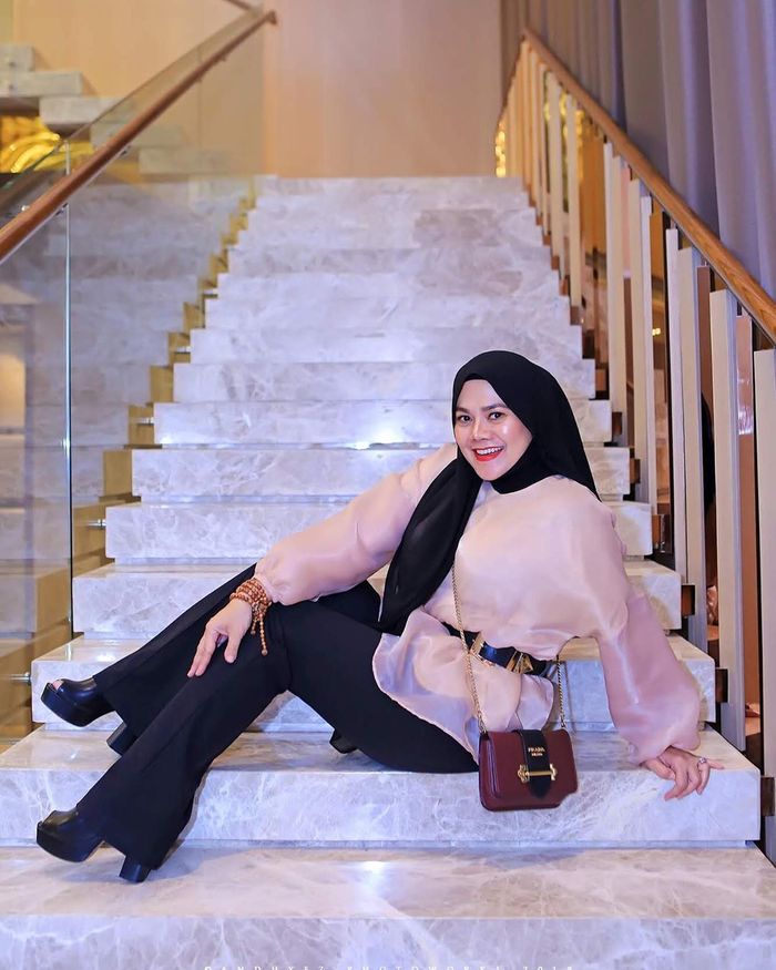 Sarita dalam balutan berbagai fashion hijab stylish